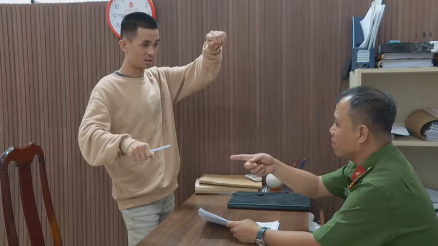 Đối tượng Nguyễn Hữu Thuật tại trụ sở cơ quan công an. Ảnh: Sỹ Đức