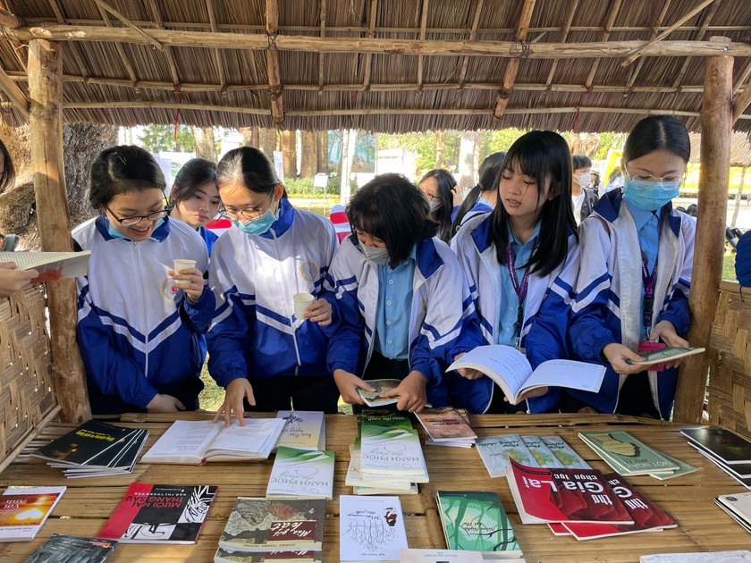 Văn hóa đọc đang dần lan tỏa trong cộng đồng, nhất là với học sinh các trường học trên địa bàn tỉnh. Ảnh: Lam Nguyên