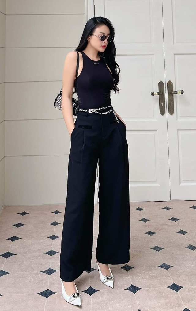 Tank top không còn là cái tên xa lạ mỗi khi chúng ta nhắc đến, đây là kiểu trang phục cực hot mỗi khi vào hè. Item này có đặc điểm dễ phối đồ. Từ outfit thanh lịch khi kết hợp với quần âu, phóng khoáng với quần jeans hay điệu đà cùng chân váy