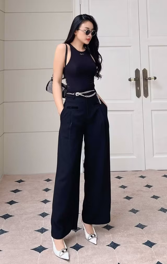 Tank top không còn là cái tên xa lạ mỗi khi chúng ta nhắc đến, đây là kiểu trang phục cực hot mỗi khi vào hè. Item này có đặc điểm dễ phối đồ. Từ outfit thanh lịch khi kết hợp với quần âu, phóng khoáng với quần jeans hay điệu đà cùng chân váy