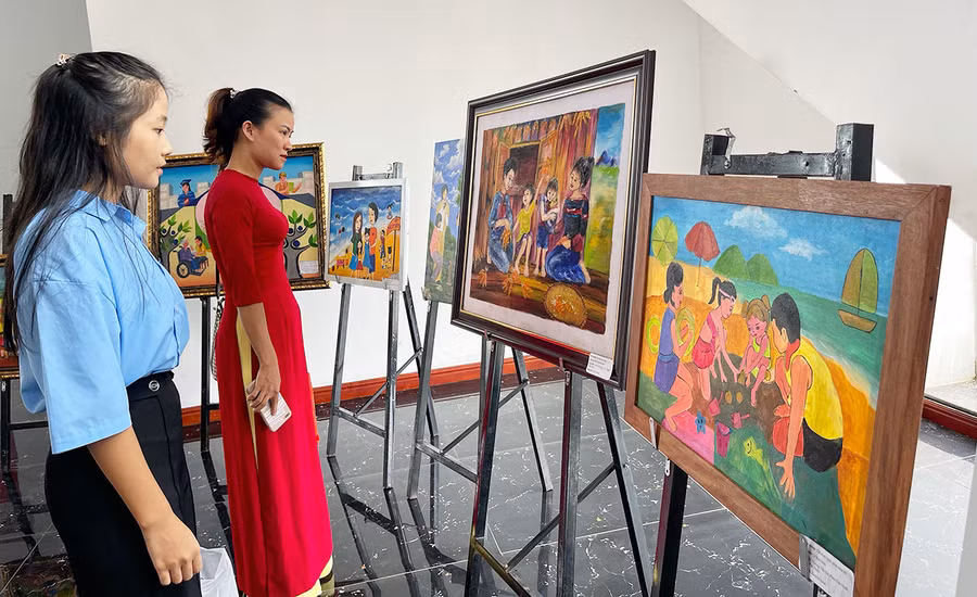 Không gian trưng bày, giới thiệu các tác phẩm vẽ về chủ đề phòng-chống bạo lực gia đình thu hút sự quan tâm của cộng đồng. Ảnh: Minh Châu