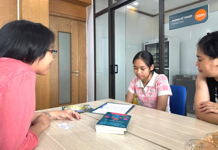 Phương cùng mẹ đi đăng ký hiến tạng.