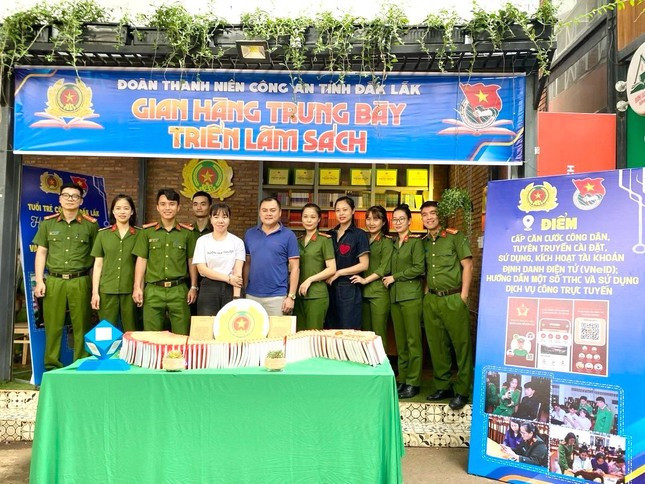 Gian hàng trưng bày triển lãm sách của đoàn thanh niên công an tỉnh Đắk Lắk Gian hàng trưng bày triển lãm sách của đoàn thanh niên công an tỉnh Đắk Lắk