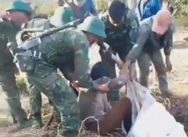 Người phụ nữ được đưa lên khỏi miệng giếng. Ảnh: Chụp màn hình Người phụ nữ được đưa lên khỏi miệng giếng. Ảnh: Chụp màn hình