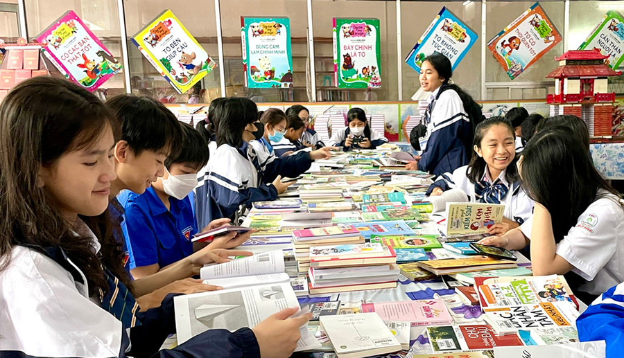 Đông đảo học sinh đến với chương trình &quot;Kết nối bạn đọc yêu sách&quot; năm 2023. Ảnh: L.N