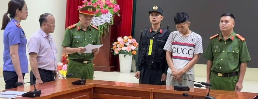 Công an tỉnh Lai Châu đọc lệnh bắt giam bị can Hà Đình Tuyên (thứ 2 từ phải qua) Công an tỉnh Lai Châu đọc lệnh bắt giam bị can Hà Đình Tuyên (thứ 2 từ phải qua)