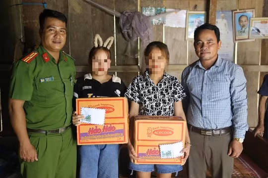 Công an xã Trà Bùi và chính quyền địa phương xã Trà Bùi, huyện Trà Bồng thăm hỏi, động viên các nạn nhân bị lừa bán ra nước ngoài. Ảnh: TS