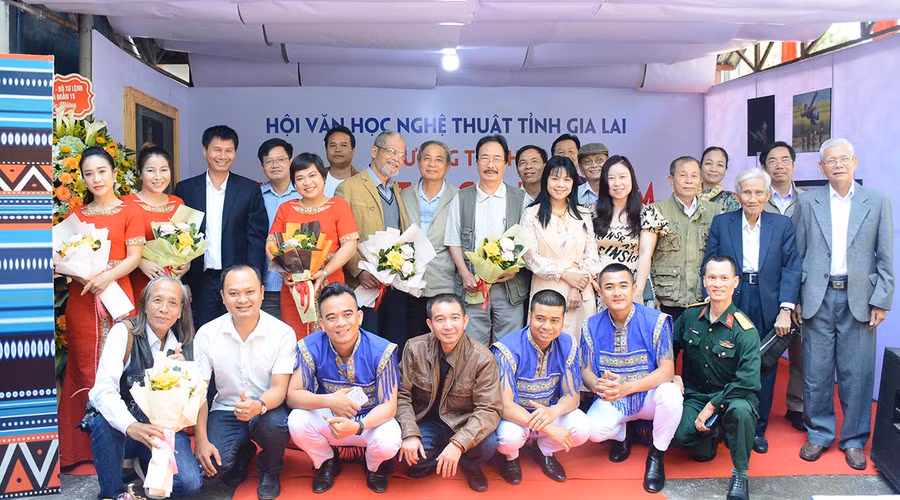 Các hội viên Hội Văn học Nghệ thuật tỉnh sẵn sàng cho chương trình Ngày Thơ Việt Nam 2023. Ảnh: Phương Duyên