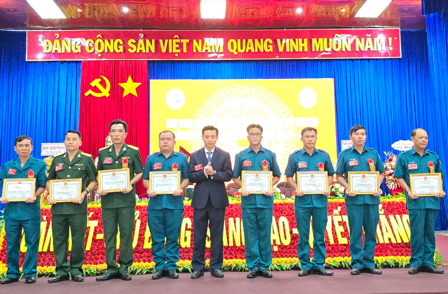 Trao giấy khen cho các tập thể có thành tích xuất sắc trong phong trào thi đua quyết thắng từ năm 2019 đến năm 2023. Ảnh: Bá Bính Trao giấy khen cho các tập thể có thành tích xuất sắc trong phong trào thi đua quyết thắng từ năm 2019 đến năm 2023. Ảnh: Bá Bính