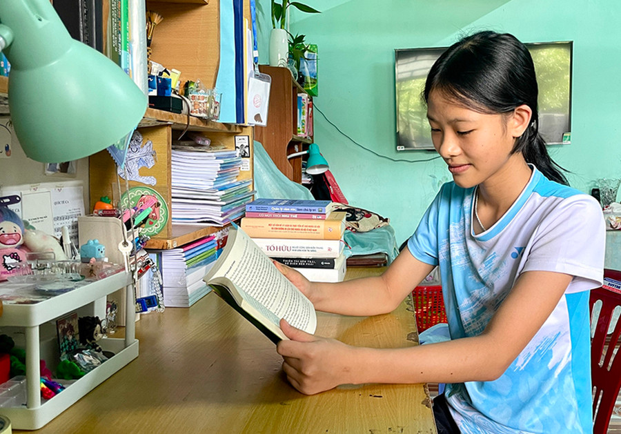 Với em Bùi Thị Châu Anh, sách là một kho báu vô tận. Ảnh: Lam Nguyên