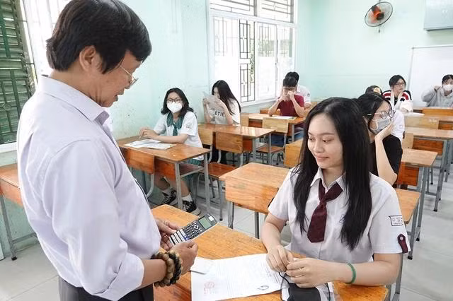 Giám thị kiểm tra các vật dụng thí sinh mang vào phòng thi trong buổi làm thủ tục dự thi hôm qua. ẢNH ĐÀO NGỌC THẠCH