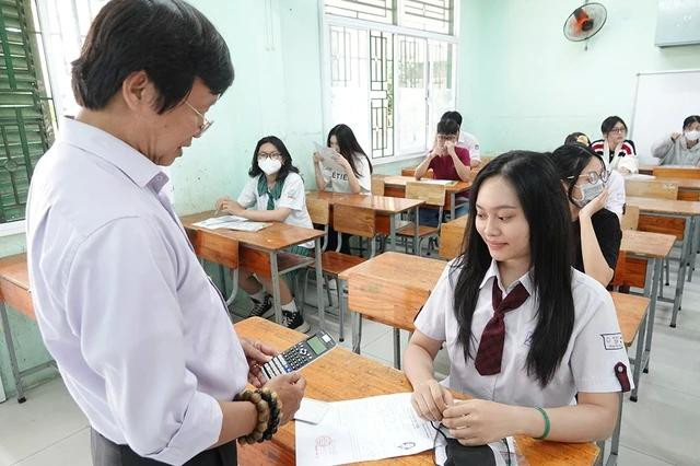 Giám thị kiểm tra các vật dụng thí sinh mang vào phòng thi trong buổi làm thủ tục dự thi hôm qua. ẢNH ĐÀO NGỌC THẠCH Giám thị kiểm tra các vật dụng thí sinh mang vào phòng thi trong buổi làm thủ tục dự thi hôm qua. ẢNH ĐÀO NGỌC THẠCH