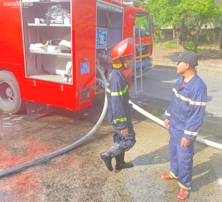 Đến 9h sáng cùng ngày, cơ bản đã khống chế được đám cháy.