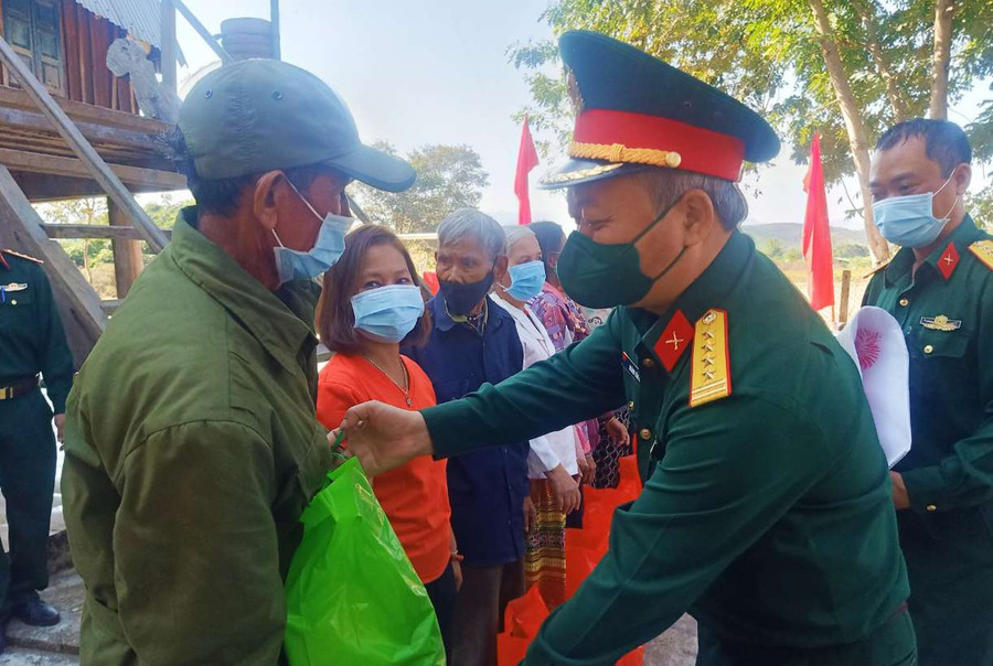 Lãnh đạo Binh đoàn 15 thăm và tặng quà cho bà con DTTS xã Mô Rai, huyện Sa Thầy. Ảnh: D.Đ.N Lãnh đạo Binh đoàn 15 thăm và tặng quà cho bà con DTTS xã Mô Rai, huyện Sa Thầy. Ảnh: D.Đ.N