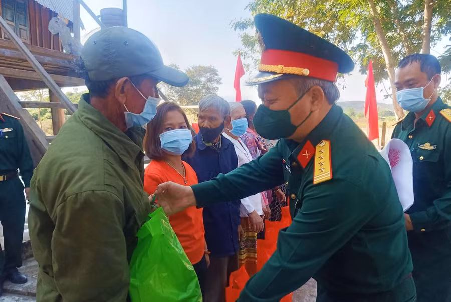 Lãnh đạo Binh đoàn 15 thăm và tặng quà cho bà con DTTS xã Mô Rai, huyện Sa Thầy. Ảnh: D.Đ.N