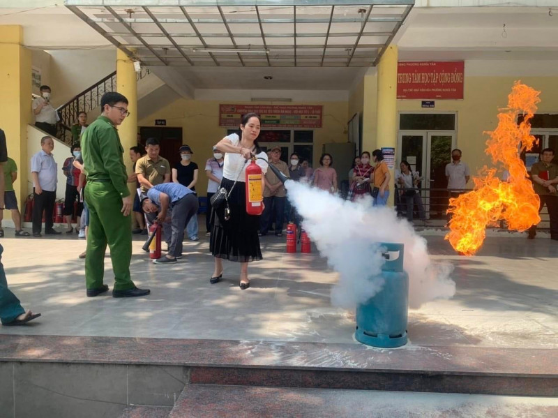 Công an quận Cầu Giấy tuyên truyền hướng dẫn người dân các kỹ năng phòng cháy, chữa cháy. Công an quận Cầu Giấy tuyên truyền hướng dẫn người dân các kỹ năng phòng cháy, chữa cháy.