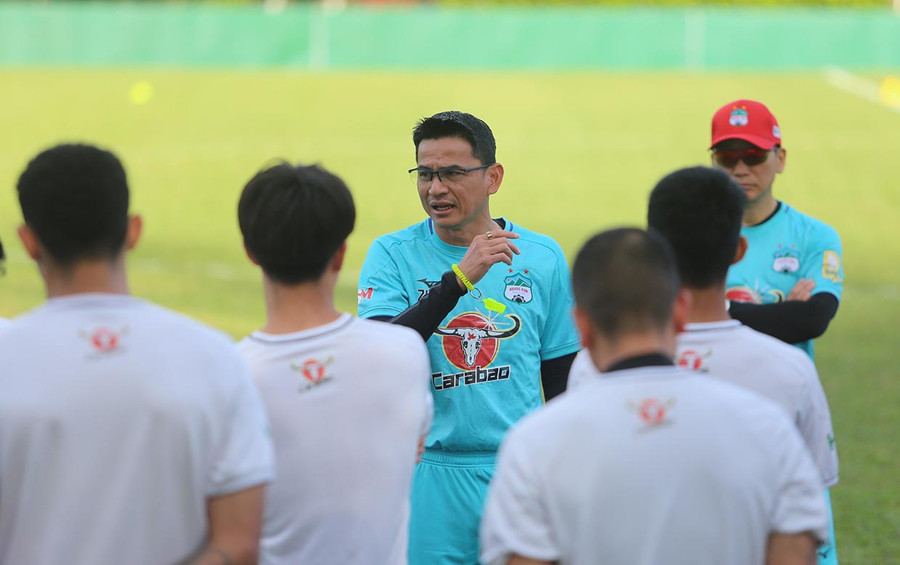 HLV Kiatisak sẽ phải bắt tay xây dựng lại từ đầu với bộ khung đội hình mới. Ảnh: Văn Ngọc HLV Kiatisak sẽ phải bắt tay xây dựng lại từ đầu với bộ khung đội hình mới. Ảnh: Văn Ngọc