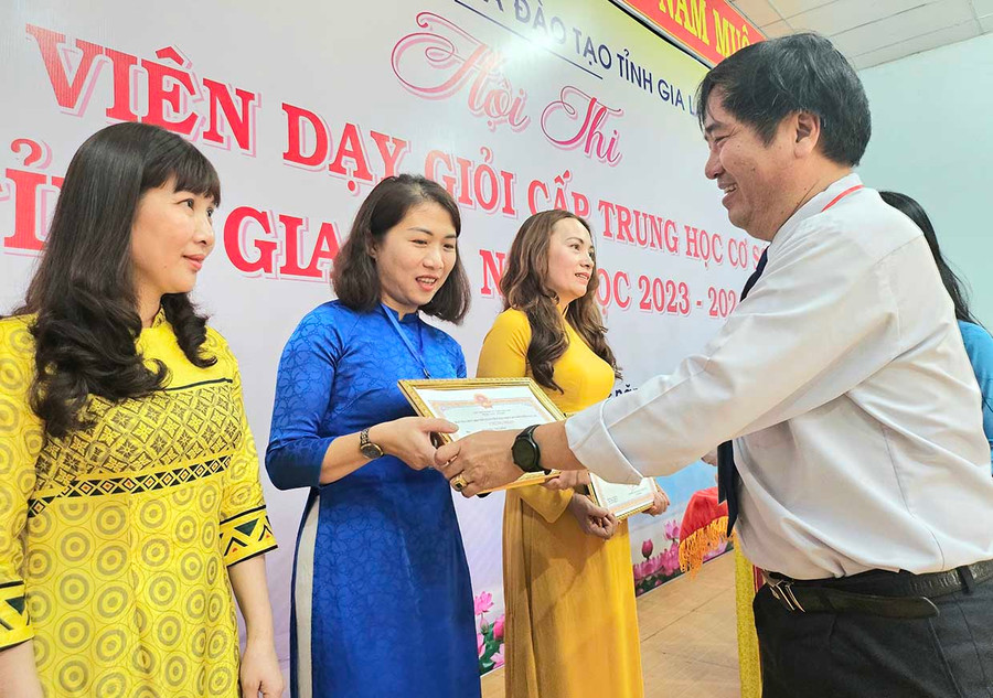 Phó Giám đốc Sở GD-ĐT Trần Bá Công tặng giấy khen của Giám đốc Sở GD-ĐT cho các giáo viên đạt giải nhất hội thi. Ảnh: Mộc Trà Phó Giám đốc Sở GD-ĐT Trần Bá Công tặng giấy khen của Giám đốc Sở GD-ĐT cho các giáo viên đạt giải nhất hội thi. Ảnh: Mộc Trà