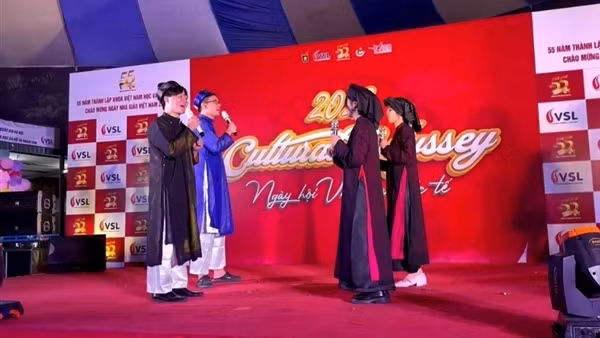 Chàng sinh viên Nhật Bản Okabe Chikara (ngoài cùng bên trái) cùng các bạn sinh viên duyên dáng trong điệu hát xoan.