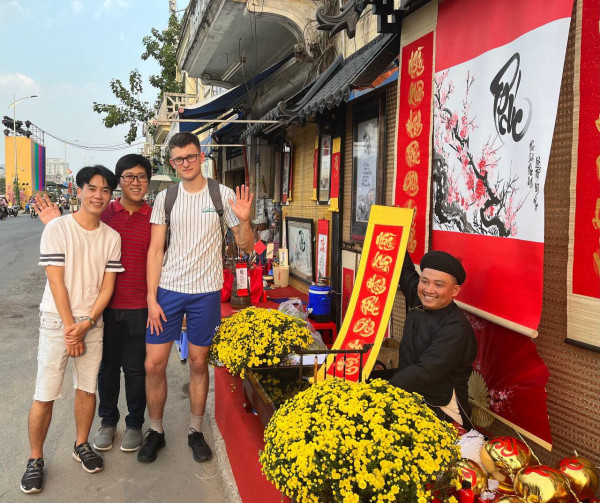 Sinh viên Artem Leleka (Ukraine) cùng bạn bè tìm hiểu văn hóa thư pháp trong ngày Tết Việt. Sinh viên Artem Leleka (Ukraine) cùng bạn bè tìm hiểu văn hóa thư pháp trong ngày Tết Việt.