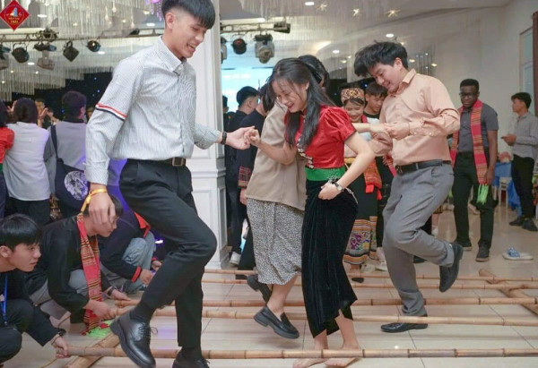 Sinh viên Okabe Chikara (Nhật Bản) thích thú với điệu múa sạp của người Việt. Sinh viên Okabe Chikara (Nhật Bản) thích thú với điệu múa sạp của người Việt.