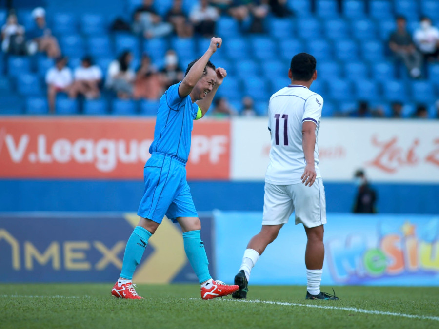 Niềm vui của Chủ tịch CLB Bình Dương Hồ Hồng Thạch sau khi đội Yêu Thương ghi bàn. Ảnh Khang Nguyên Niềm vui của Chủ tịch CLB Bình Dương Hồ Hồng Thạch sau khi đội Yêu Thương ghi bàn. Ảnh Khang Nguyên