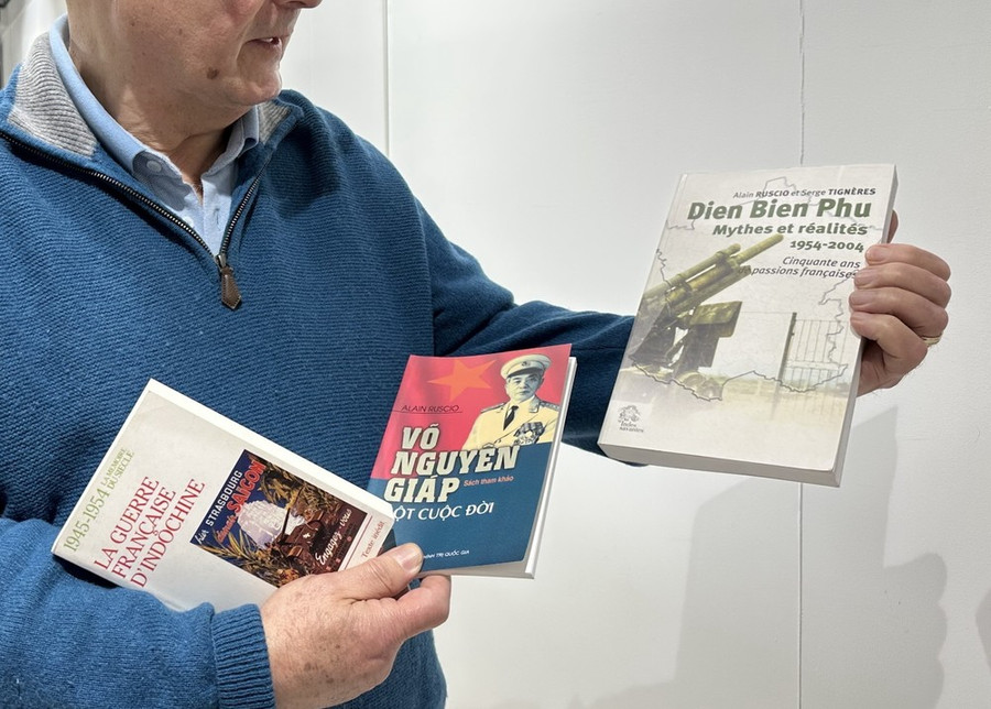 Các tác phẩm của nhà sử học Ruscio. (Ảnh: Thu Hà/TTXVN)