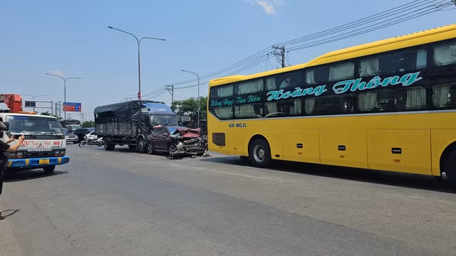 Hiện trường vụ tai nạn liên hoàn trên QL1.