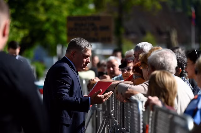 Thủ tướng Slovakia Robert Fico trò chuyện với người dân thị trấn Handlova trước khi bị bắn hôm 15-5. Ảnh: REUTERS