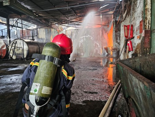 Lực lượng chữa cháy kịp thời có mặt tại hiện trường dập tắt ngọn lửa và cứu nhiều công nhân ra ngoài Lực lượng chữa cháy kịp thời có mặt tại hiện trường dập tắt ngọn lửa và cứu nhiều công nhân ra ngoài