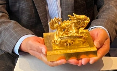 Ông Nguyễn Thế Hồng trong niềm hạnh phúc chạm tay vào báu vật “Hoàng đế chi bảo”. Ảnh: NVCC