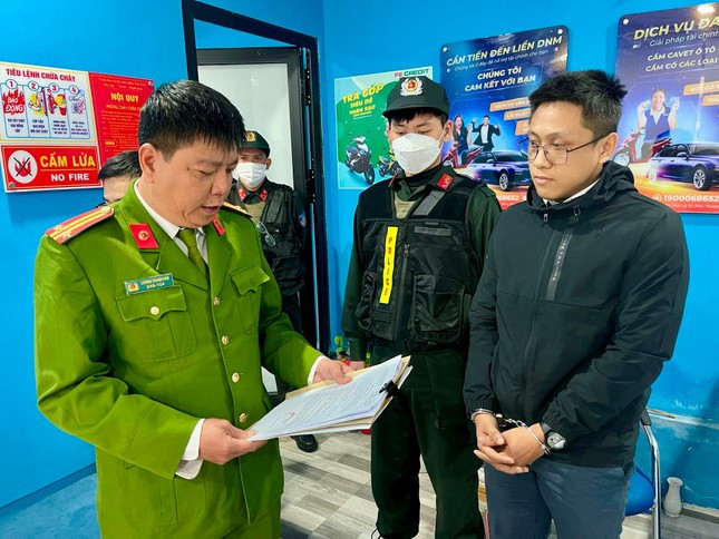 Đọc lệnh khởi tố, bắt tạm giam đối tượng Lương Hoàng Nhật Nam. Ảnh: CACC Đọc lệnh khởi tố, bắt tạm giam đối tượng Lương Hoàng Nhật Nam. Ảnh: CACC