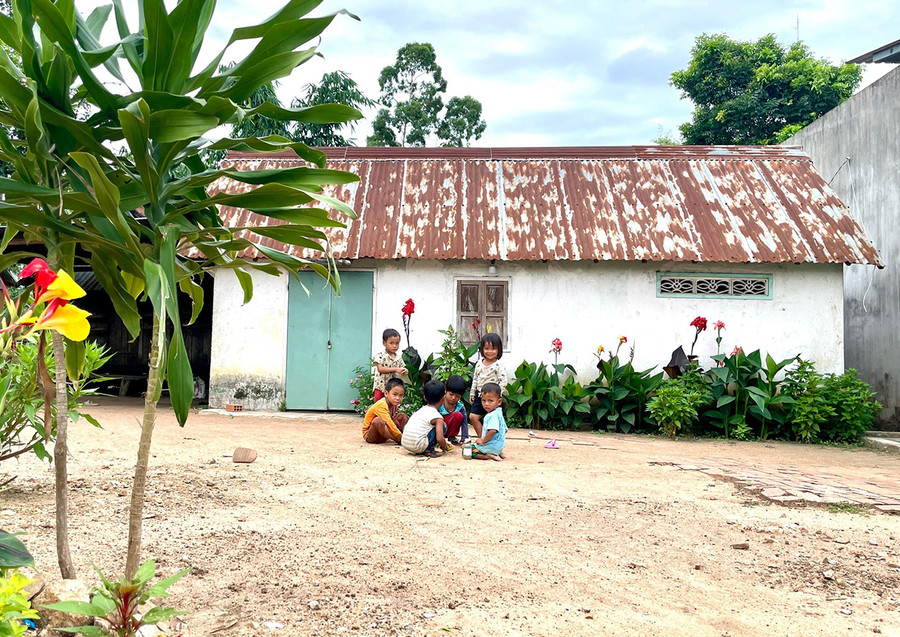 Những đứa trẻ làng Kuk Kôn. Ảnh: Lam Nguyên