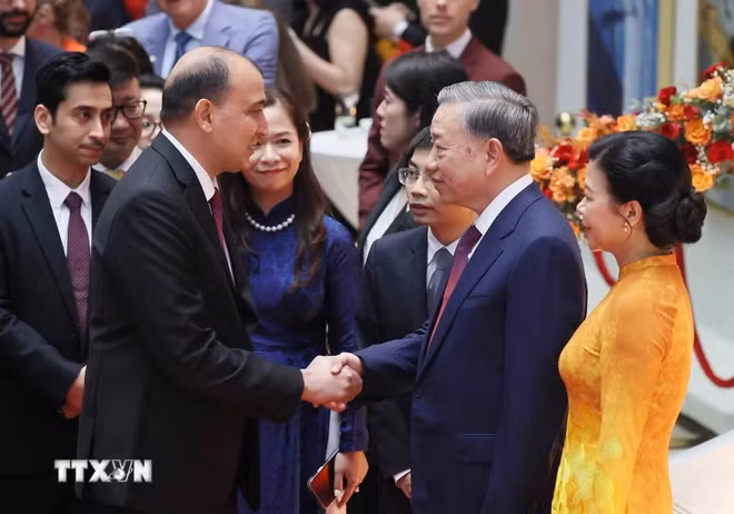Tổng Bí thư, Chủ tịch nước Tô Lâm và Phu nhân đón các đại sứ, đại biện, trưởng đại diện các tổ chức quốc tế đến dự. (Ảnh: TTXVN)
