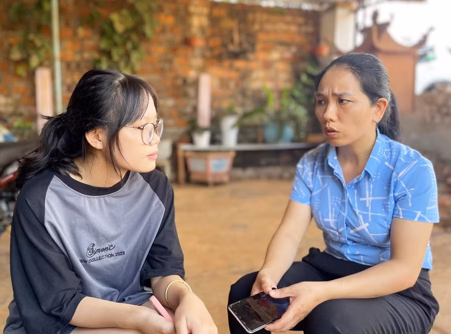 Chủ tịch Hội LHPN thị trấn Đinh Thị Hà (bên phải) động viên, thăm hỏi đối với em Phạm Thị Thu Hiền. Ảnh: Phương Dung