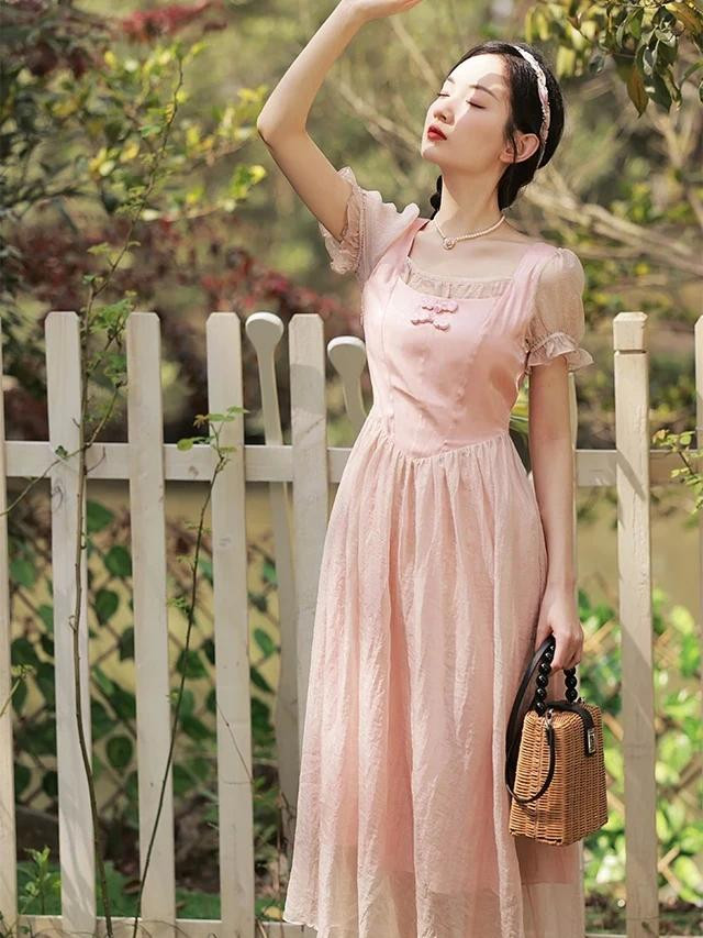 Nhật Bản được biết đến là quốc gia có sức mạnh thúc đẩy xu hướng thời trang trên toàn cầu. Khi nói đến thời trang Nhật Bản, chắc rằng nhiều tín đồ sẽ nghĩ đến những nền văn hóa sôi động, chẳng hạn như Gyaru hay Lolita. Tuy nhiên, J-fashion còn nhiều điều hơn thế nữa. Và phần lớn trong số đó là Otome, một phong cách lần đầu tiên xuất hiện ở Nhật Bản vào những năm 70. Ảnh: ALIEXPRESS