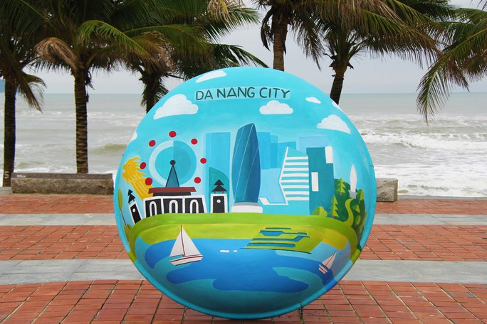 Cảnh quan TP Đà Nẵng được tái hiện phần nào trên những chiếc thuyền thúng chai Cảnh quan TP Đà Nẵng được tái hiện phần nào trên những chiếc thuyền thúng chai