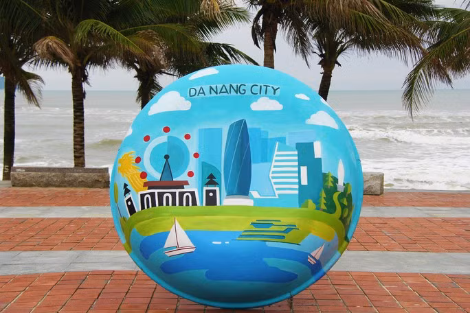 Cảnh quan TP Đà Nẵng được tái hiện phần nào trên những chiếc thuyền thúng chai