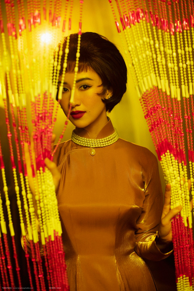 Tuy nhiên, Hà Thu không chọn kể câu chuyện cụ thể của một nghệ sĩ nào, mà chỉ muốn tái hiện hình ảnh để tôn vinh những mỹ nhân mà mình yêu quý. Từ lối trang điểm, cách lựa chọn trang phục, cách tạo dáng… cũng được người đẹp sinh năm 1992 chú trọng nhằm mang đến hình ảnh chỉn chu nhất. Ảnh: Tang Tang Tuy nhiên, Hà Thu không chọn kể câu chuyện cụ thể của một nghệ sĩ nào, mà chỉ muốn tái hiện hình ảnh để tôn vinh những mỹ nhân mà mình yêu quý. Từ lối trang điểm, cách lựa chọn trang phục, cách tạo dáng… cũng được người đẹp sinh năm 1992 chú trọng nhằm mang đến hình ảnh chỉn chu nhất. Ảnh: Tang Tang