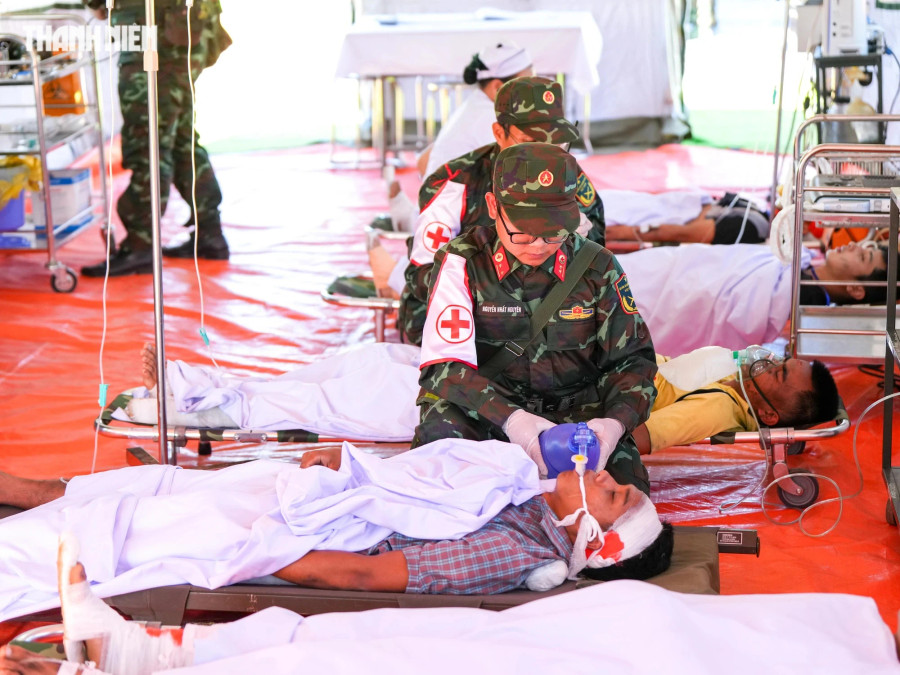 Diễn tập cấp cứu nạn nhân tại trạm cấp cứu tiền phương. Ảnh: ĐỘC LẬP - MAI THANH HẢI Diễn tập cấp cứu nạn nhân tại trạm cấp cứu tiền phương. Ảnh: ĐỘC LẬP - MAI THANH HẢI