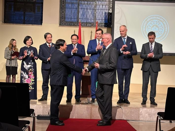 Thủ tướng Phạm Minh Chính, Bộ trưởng Bộ GD-ĐT Nguyễn Kim Sơn chứng kiến sự kiện trao 10 biên bản ghi nhớ giữa các cơ sở cơ sở giáo dục Việt Nam và Hungary