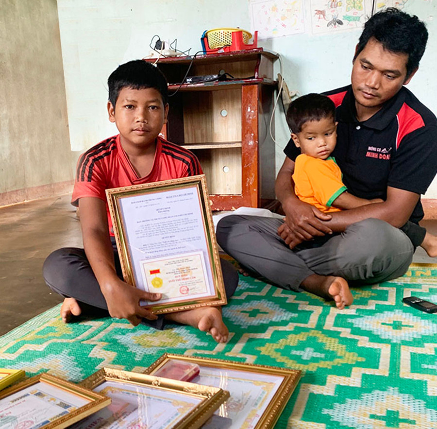 Em Siu Sam Ban (bìa trái) đã dũng cảm cứu 2 em nhỏ bị đuối nước. Ảnh: R.H Em Siu Sam Ban (bìa trái) đã dũng cảm cứu 2 em nhỏ bị đuối nước. Ảnh: R.H