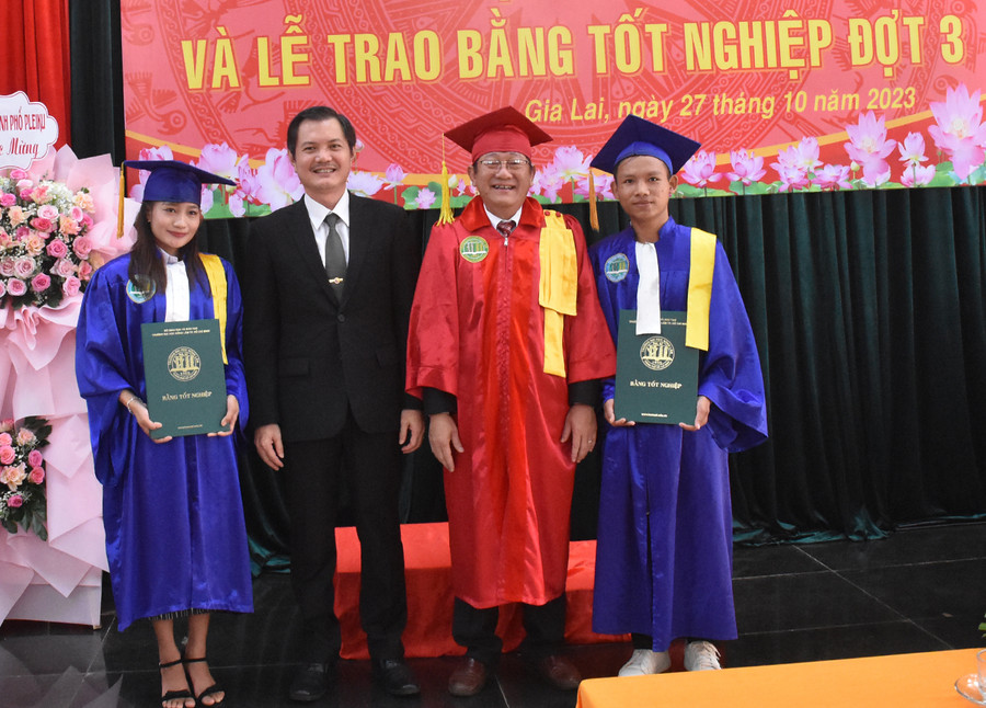 Lãnh đạo Phân hiệu Trường Đại học Nông lâm TP. Hồ Chí Minh tại Gia Lai trao bằng tốt nghiệp cho 2 du học sinh Lào. Ảnh: Đinh Yến Lãnh đạo Phân hiệu Trường Đại học Nông lâm TP. Hồ Chí Minh tại Gia Lai trao bằng tốt nghiệp cho 2 du học sinh Lào. Ảnh: Đinh Yến