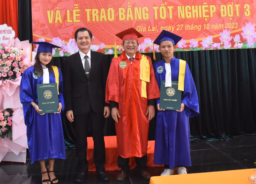 Lãnh đạo Phân hiệu Trường Đại học Nông lâm TP. Hồ Chí Minh tại Gia Lai trao bằng tốt nghiệp cho 2 du học sinh Lào. Ảnh: Đinh Yến