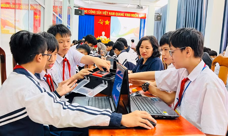 Các em học sinh Trường THCS Nguyễn Huệ (TP. Pleiku) đang thảo luận để lắp ráp, lập trình robot. Ảnh: Minh Nhật