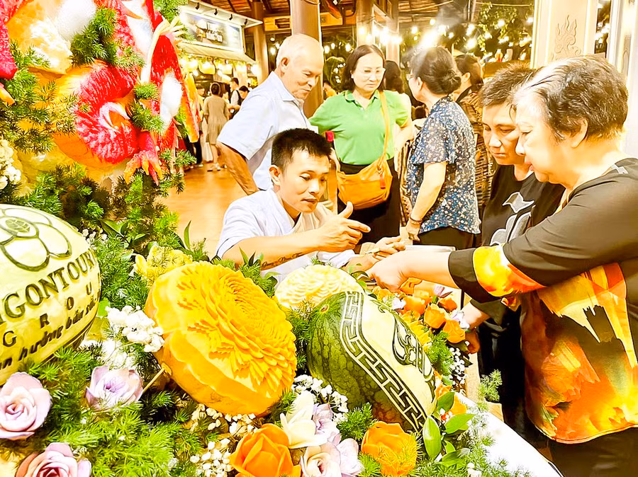 Khách tham quan các sản phẩm được điêu khắc bằng rau củ quả tại Lễ hội Văn hóa Ẩm thực, Món ngon Saigontourist Group 2024, tối 28-3.