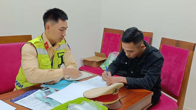 Lập biên bản tài xế Chương. Ảnh NGUYỄN TÚ Lập biên bản tài xế Chương. Ảnh NGUYỄN TÚ