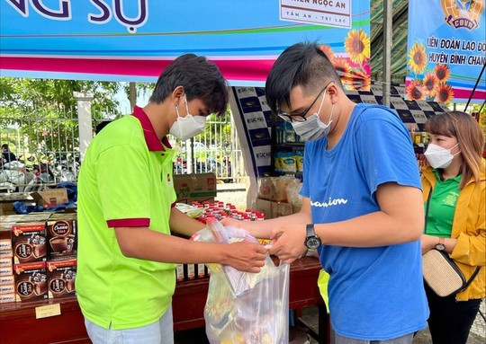 Xin lùi thời gian trình nghị định về lương tối thiểu vùng - Ảnh 1. Người lao động luôn quan tâm đến tăng lương tối thiểu.