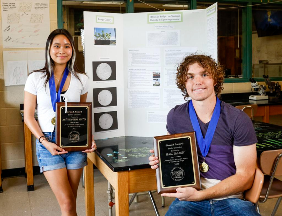 Amy Thuy-Trinh Nguyen và Isaac Jabaley cùng giải thưởng. Ảnh: Nola.com Amy Thuy-Trinh Nguyen và Isaac Jabaley cùng giải thưởng. Ảnh: Nola.com