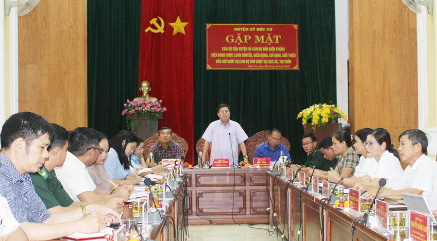 Thường trực Huyện ủy Đức Cơ trao đổi với cán bộ tăng cường cơ sở. Ảnh: Lê Văn Châu Thường trực Huyện ủy Đức Cơ trao đổi với cán bộ tăng cường cơ sở. Ảnh: Lê Văn Châu
